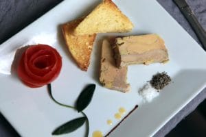 Le chef Yohan Hermier fait un foie gras maison, tantôt à la poire, au chocolat ou au naturel.